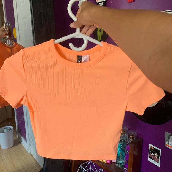Cute orange top🧡 - Picture 2 of 3